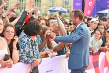Photo de Michael Delafosse avec la flamme olympique