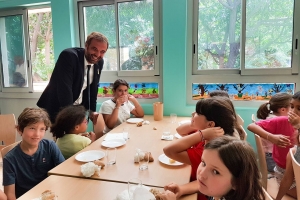 Michaël Delafosse à la cantine avec des enfants