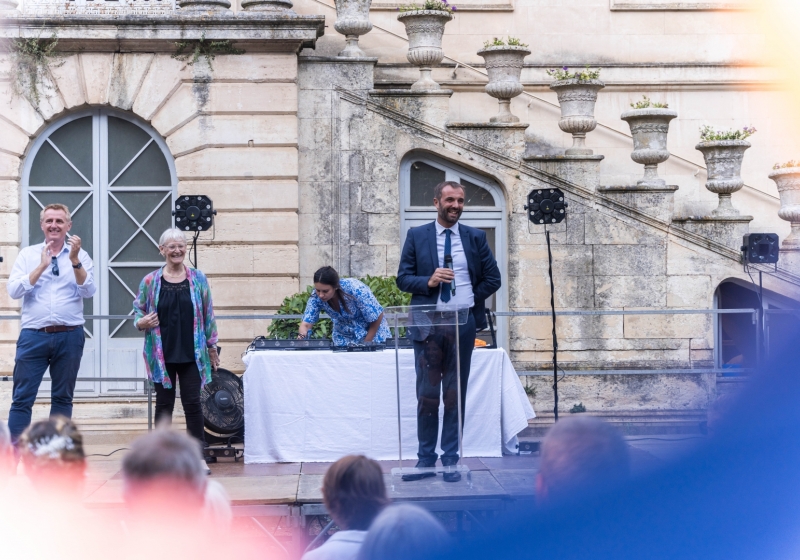Michaël Delafosse sur scène aux côtés d'Hélène Mandroux et Sebastien Cote