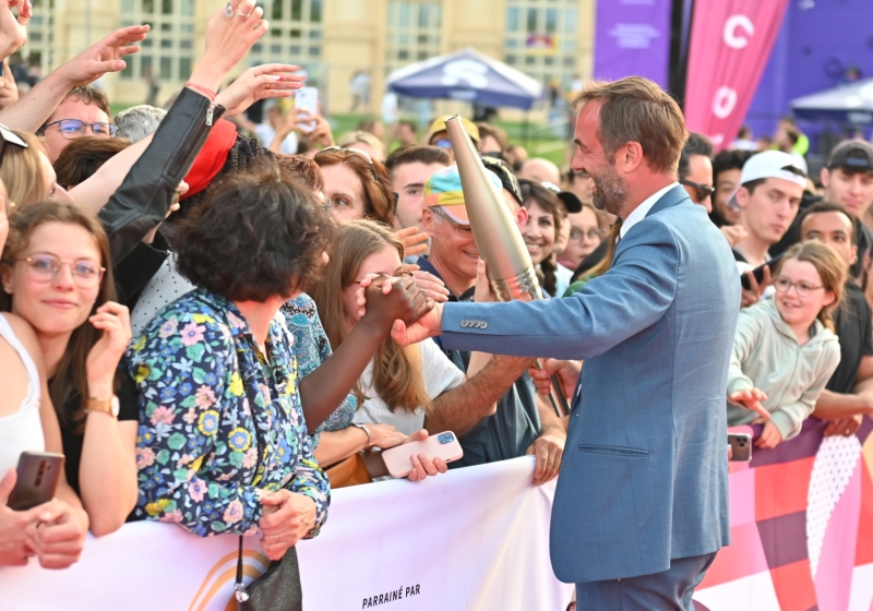 Photo de Michael Delafosse avec la flamme olympique